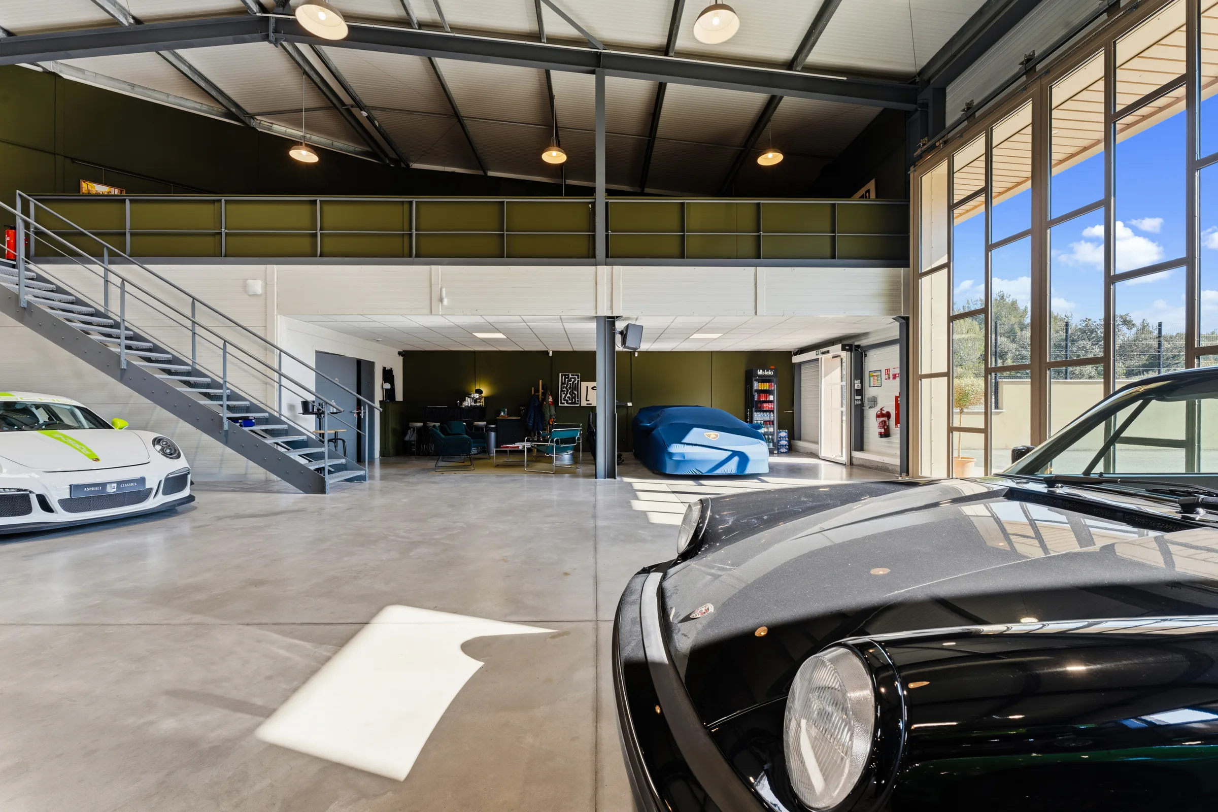 Asphalt Classics — Vue extérieure du hangar